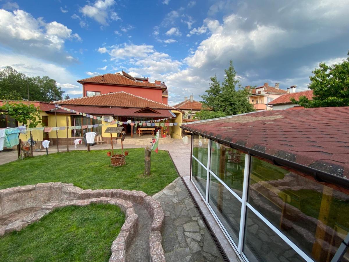 Family Hotel Kavrakovi Pavel Banya Exterior foto
