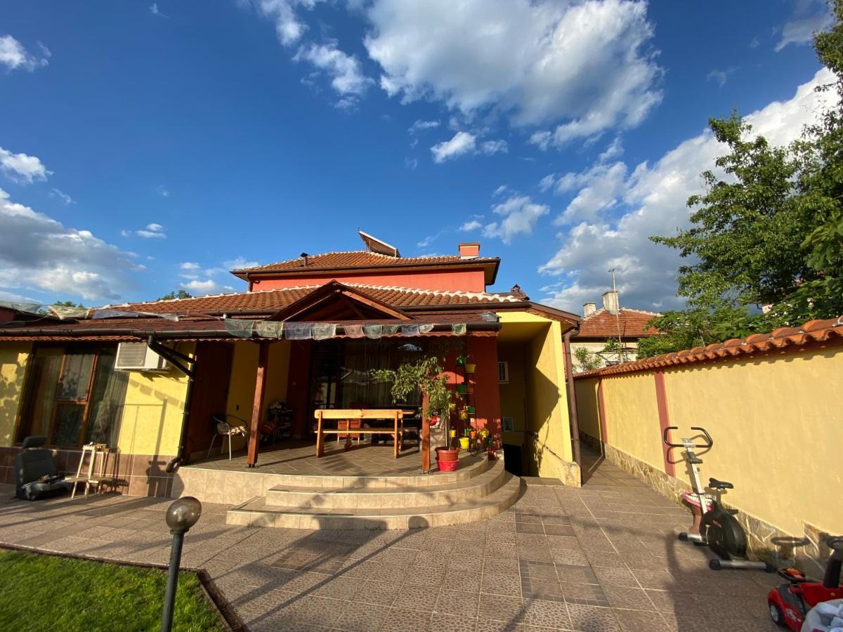 Family Hotel Kavrakovi Pavel Banya Exterior foto